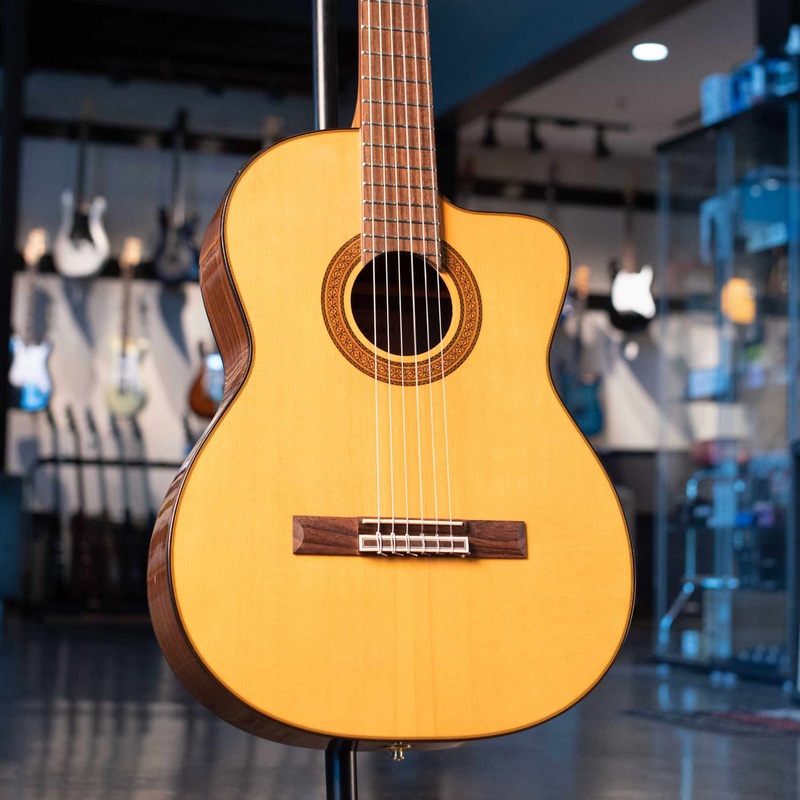USED TAKAMINE GC5CE-NATURAL W/CASE