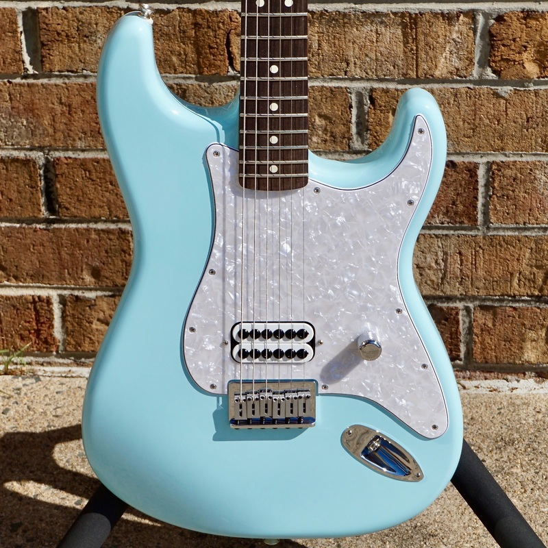 Fender Limited Edition Tom DeLonge Stratocaster Rosewood Fingerboard Daphne Blue