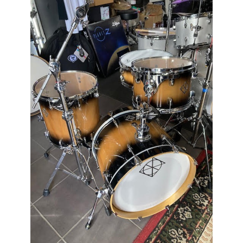 Dixon Fuse Maple 418 Series 4-Pce Drum Kit in Black Burst Gloss Includes Dixon 9290 Double-Braced Hardware