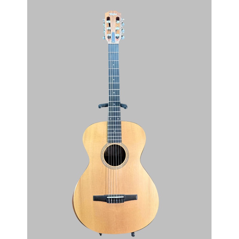 Used Taylor Academy 12e-N w/Gig Bag - Natural