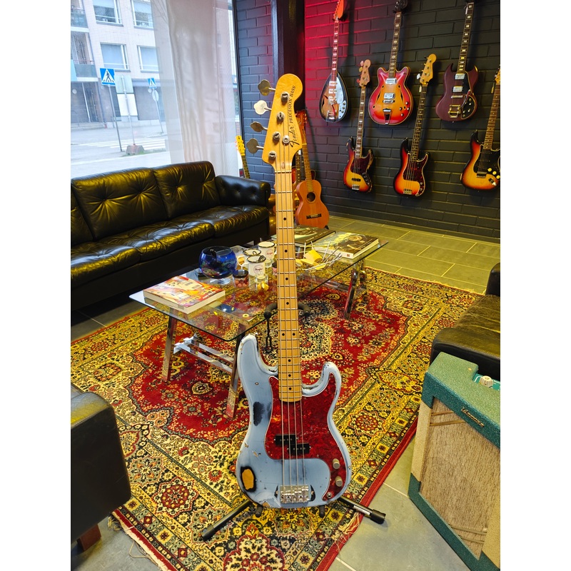 Fender Precision Bass 1975 Daphne Blue over Black