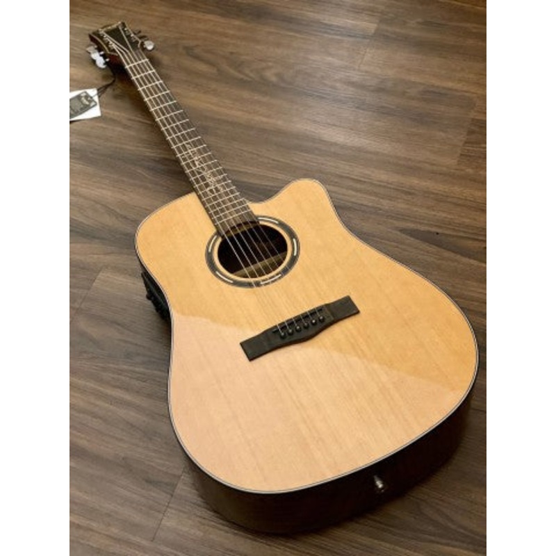 SQOE Spain S480C in Natural with Solid Cedar Top and Bocote Back Side
