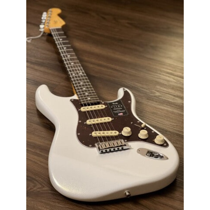 Fender American Ultra Stratocaster with Rosewood FB in Arctic Pearl
