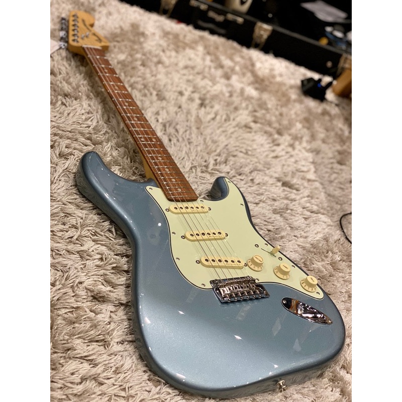 Fender Deluxe Roadhouse Stratocaster Rosewood Mystic Ice Blu