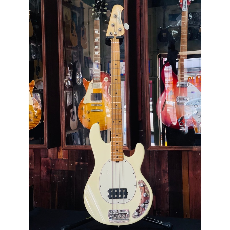 ERNIE BALL MUSICMAN STINGRAY
