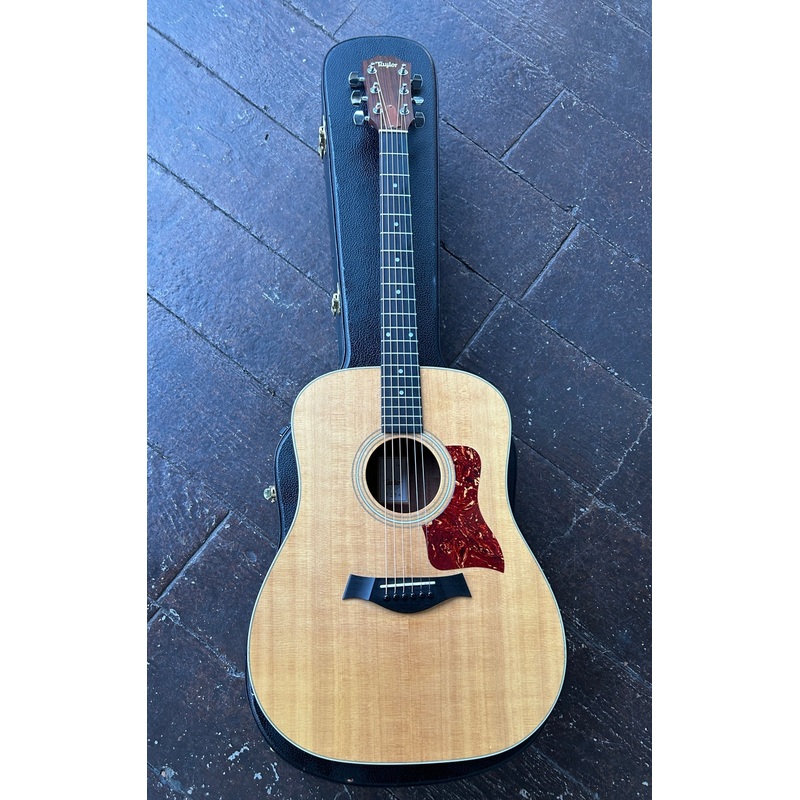 Taylor 210e with hardshell case