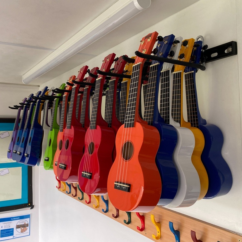 GearHooks UKU-15/25 Ukulele Wall Mount Space-Saving Storage for 15 to 25 Ukuleles